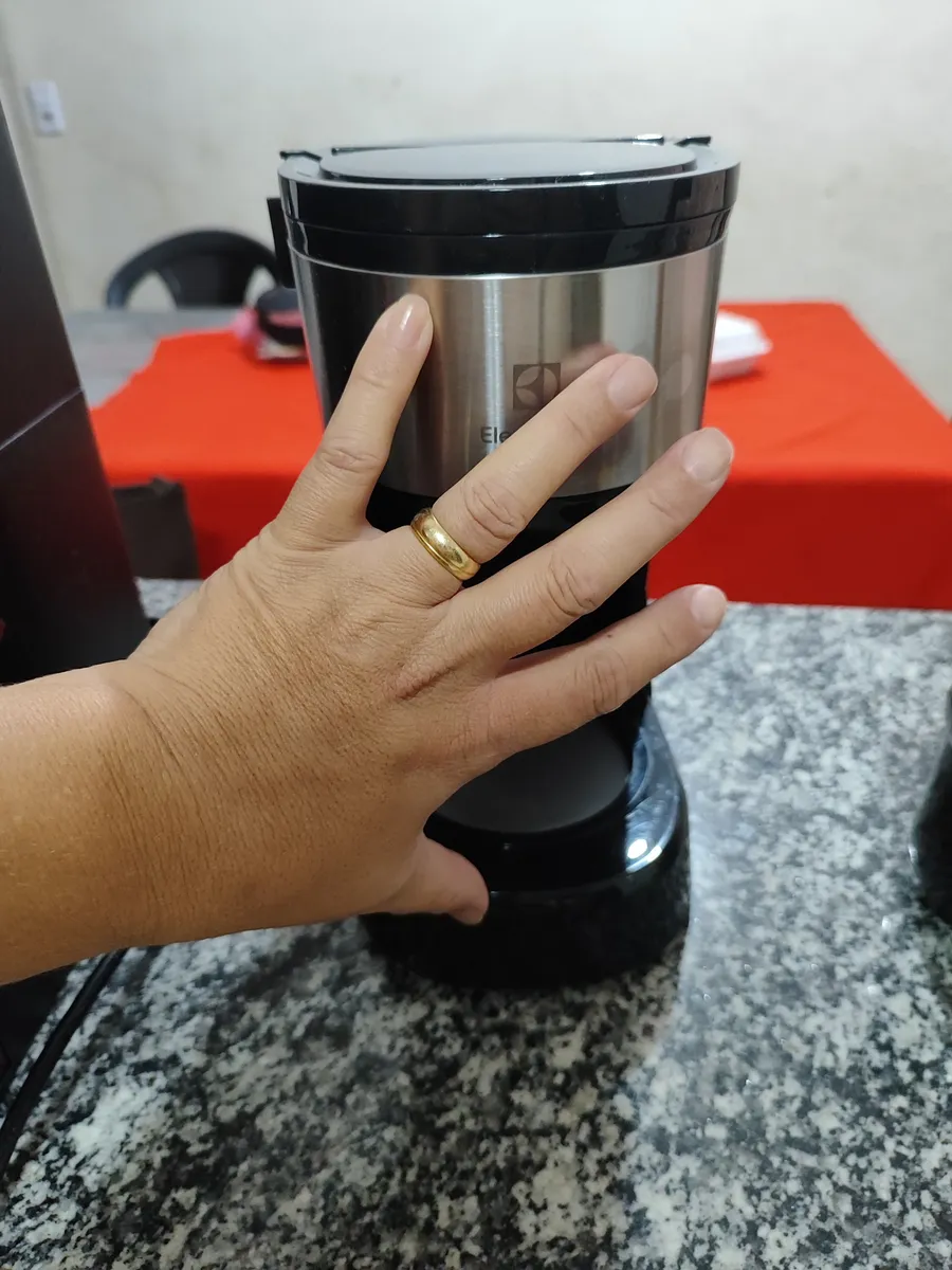 Cafeteira Elétrica Electrolux Jarra vidro, acabamento inox filtro Permanente Removível Sistema Corta Pingos Capacidade 15 xicaras 600ml ECM10 10