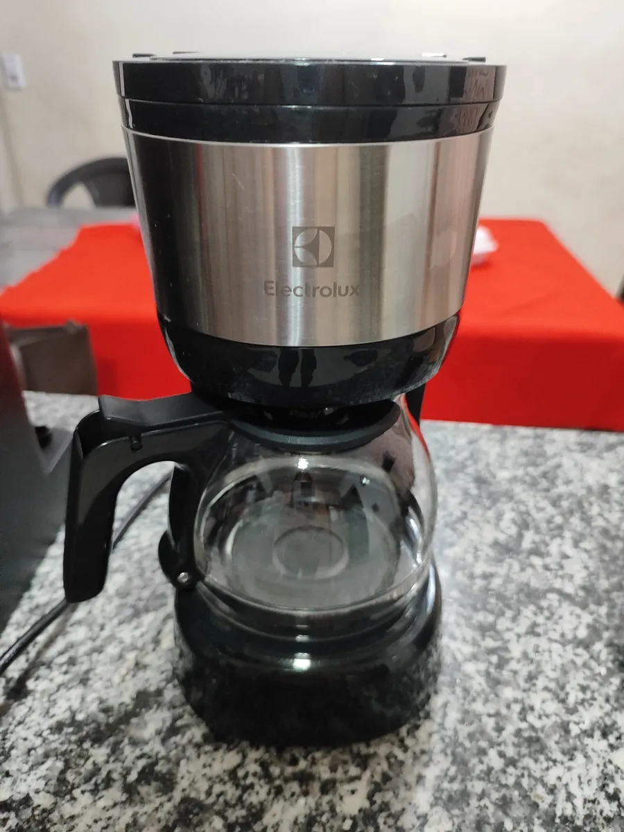 Cafeteira Elétrica Electrolux Jarra vidro, acabamento inox filtro Permanente Removível Sistema Corta Pingos Capacidade 15 xicaras 600ml ECM10 10
