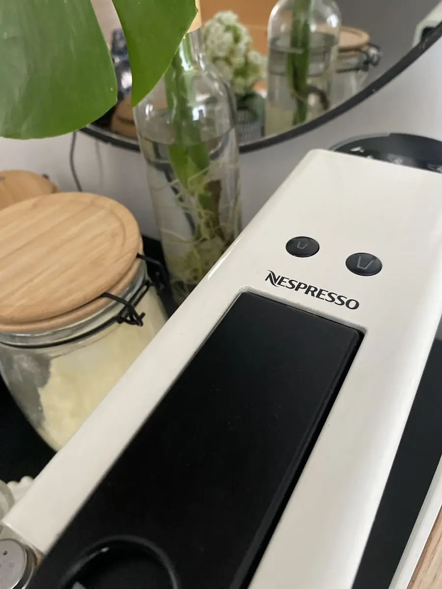 Cafeteira Nespresso Essenza Mini Preta 13