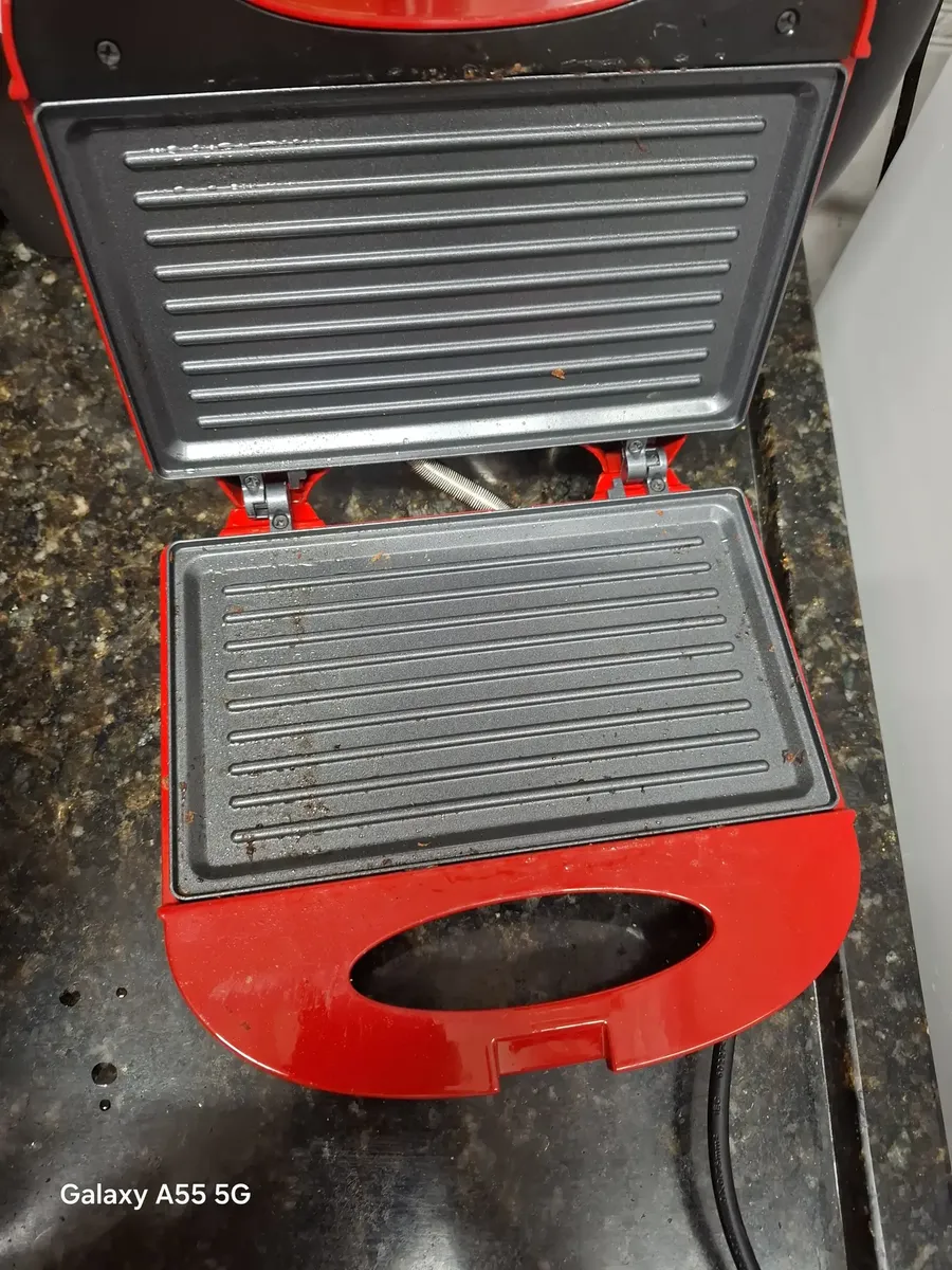 Sanduicheira Grill 2 em 1 Kian 750W Preta 11