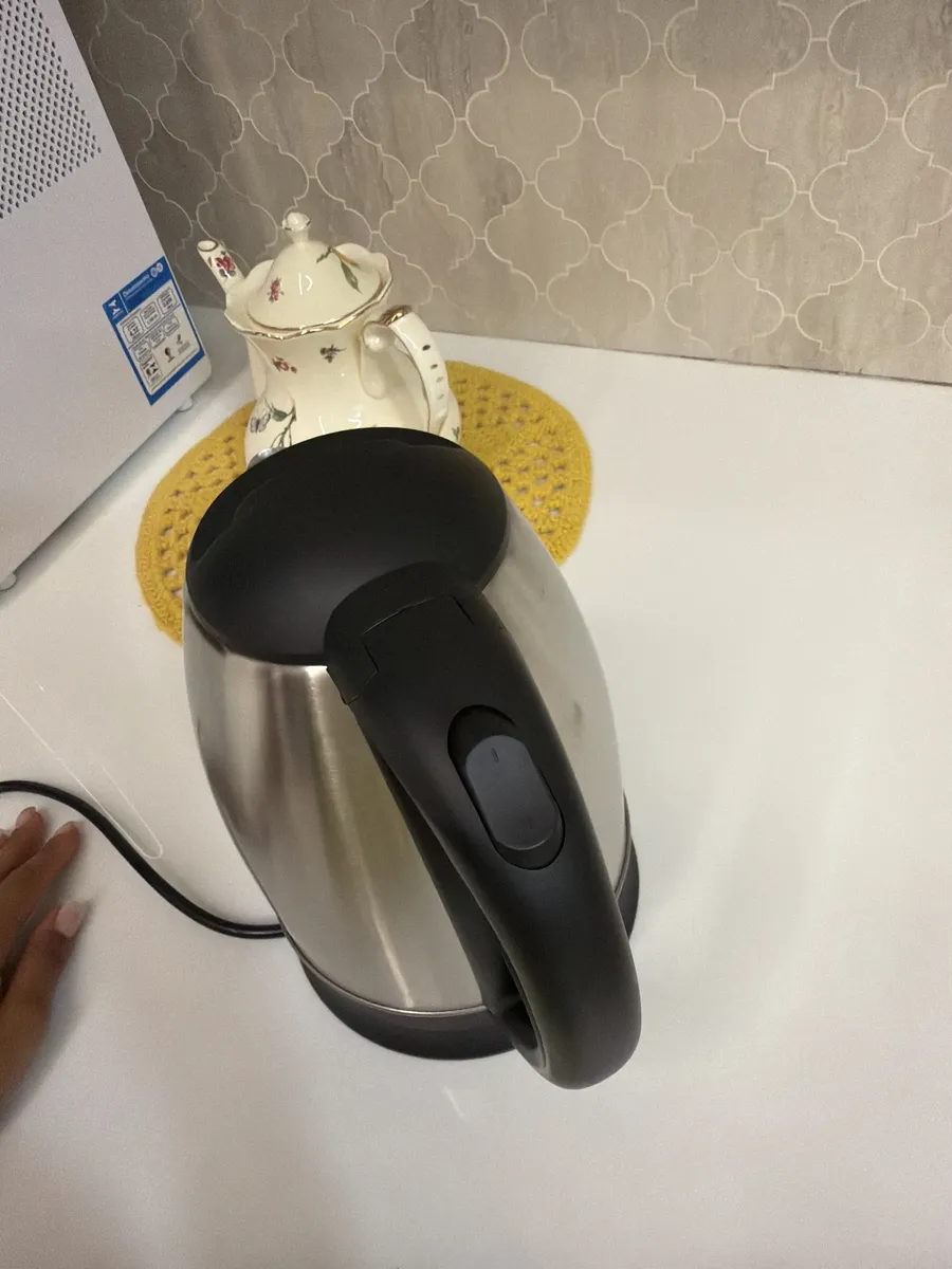 Chaleira Elétrica Sensacional 2L Inox Preta 1000W Desligamento Automático 10